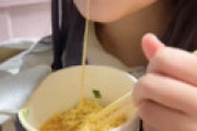 【動画】 カップヌードルを人生で初めて食べた女児の表情ｗｗ