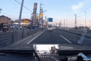 【gif】チャリの女の子「う～んなんとなくここで車道出てみっかw」