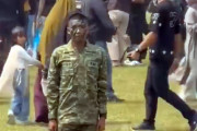 新兵教育修了式でひとり立ち尽くす兵士。指揮官が抱きしめ、こぼれ落ちる涙
