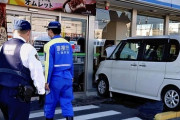 軽がファミマに突っ込む、運転の女性「アクセルとブレーキを踏み間違えた」