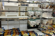 【速報】日本各地で、馬鹿による水や保存食の買い占めが発生中