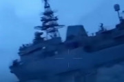 無人高速艇がロシア軍艦船に突進、砲撃で迎撃され大爆発…偵察艦が損傷との情報も！