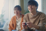 複数人でゲームをプレイ、“明るいCM”真のターゲットは主婦！？「親になってみてすごく納得」