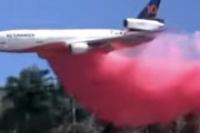【動画】恐ろしいほどの低空飛行で消火剤を撒くDC-10エアタンカーの映像。