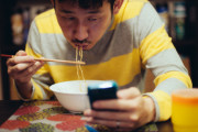 スマホいじりながら食事している人って育ち悪そうだよな？