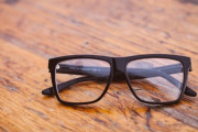 【朗報】1日1時間かけるだけで視力が回復する凄いメガネが登場