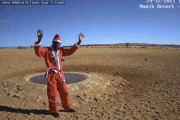 ナミブ砂漠のライブカメラ、クリスマスに突然サンタが現れる