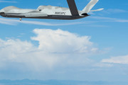 米軍、MQ-20アベンジャー 無人機の展開・回収に成功