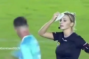 【gif】美女レフェリーさん、レッドカードを出すと見せかけてハンカチで顔を吹いてしまい炎上