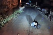 【動画】道路のど真ん中で寝ていたおっさんと遭遇するドラレコ。
