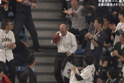 【悲報】ハゲがＨＲボールをキャッチしてはしゃぐ