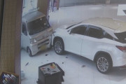 【速報】軽自動車、『レクサスの販売店』に突っ込んでしまう！！！！！