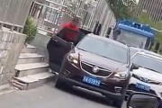 【動画】中国、迷惑駐車で道を塞いて他の車が通れないのに、無視して自分の用を優先～！