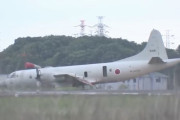 海自P-3C哨戒機が着陸時に滑走路を逸脱、搭乗の12人にけが人なし…下総航空基地！