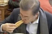 韓国大統領もハマる『孤独のグルメ』…絶大な人気の背景に1人で食事をするのが難しい韓国の事情か