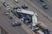 【閲覧注意】テキサス州のハイウェイ「１３３台」絡む多重衝突事故がこちら・・・