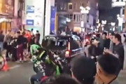 【渋谷ハロウィン】バイク乗りさん、ウィリーが下手くそすぎてタクシーに突っ込む