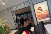 【朗報】黒人さん、高級ブランドGUCCIを「無料」で大量ゲットへｗｗｗｗｗｗ