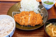 【衝撃画像】ガチでヤバイと話題の「トンカツ定食」がこちら…こんなの見たことねえわ…