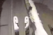 【動画】未知のルートを滑っていたスキーヤーさん、道路に落下してしまうｗｗｗ