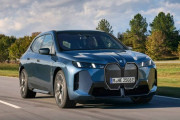 BMW、フラッグシップEV『iX』の新型発表！ 開発責任者「豚鼻グリルの存在感を減らした」