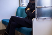 【動画】電車内で大爆睡するリーマンが撮影れるｗｗｗｗｗｗｗｗｗｗｗｗｗｗｗｗｗｗお前らの思ってる1.6倍大爆睡ｗｗｗ