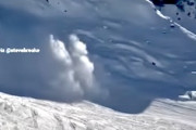 【動画】スキー場で発生した雪崩が10人のスキー客を飲み込む瞬間が撮影される。