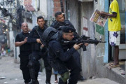 ブラジルのスラム街で警官隊と麻薬組織が銃撃戦、双方で25人が死亡！