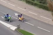 フランスで警察がバイクに乗って逃げる犯罪者を追跡 → 最終的にガチで犯罪者を追いかけた人物がｗｗｗｗｗｗ