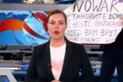 【動画】ロシア国営チャンネルの生放送中に、突然職員が反戦プラカードを持って画面に映り込む