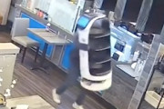 【動画】アメリカの万引き、配膳ロボットまで万引きしようとしてしまうｗｗｗｗ