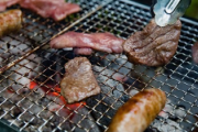 役所「牛レバーは生禁止や」焼肉屋「じゃ豚レバーでw」客「レバ刺うんめぇ～」→客「腹壊したわ」←これ