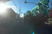 【東京】横断歩道停止でミキサー車に殺されかけたバイクの車載が(((ﾟДﾟ)))