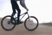 自転車の競技大会で凄技を披露する選手が海外で話題に　海外の反応