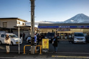 富士山撮影に観光客殺到、ローソンが謝罪 [5/11]