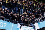 ◆悲報◆オランダのスタジアムの客席、勝利後サポが大喜びでジャンプしすぎてポッキリ折れてしまう(´・ω・｀)