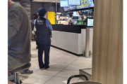 【悲報】警察官さん、マックを買いに来ただけで晒される