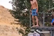 【動画】欠陥？飛び込み台から飛び込もうとした男性の足が！足が！