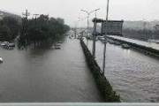 【中国】北京で豪雨発生！　道路から泥水が噴き出す！