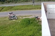 【動画】バイクミサイルが建物の壁をぶち破ってしまう事故の映像が恐ろしい。