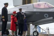 エリザベス女王が英空母「クイーン・エリザベス」に乗り込み司令官らを激励…インド・太平洋地域に出港！