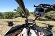 【動画】一人乗り用eVTOL機「Jetson ONE」で丘を飛ぶノーカット映像。