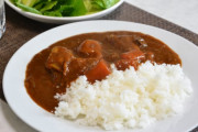 【悲報】日本人「あれ？カレーにじゃがいもって要らなくね」ついに気づく