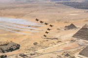 ピラミッドの上空で韓国空軍機がエアショー、エジプト政府は軽攻撃機FA-50の導入を検討！