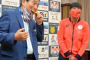 ◆悲報◆河村たかし名古屋市長、五輪ソフトボール後藤選手の金メダルを咥えてしまって大炎上！