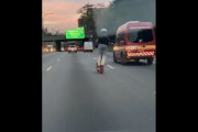 【動画あり】外国人さん、電動キックボードで道路をとんでもないスピードで爆走ｗｗｗｗｗヤバすぎだろこれ