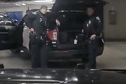【動画】ふざけ合っていた警察官、仲間に撃たれてしまう(@_@;)