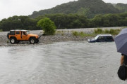 【悲報】１０代カップルさん、レンタカーのジムニーで川を渡り途中で動かなくなって救出される