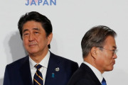 安倍首相、文大統領とキスをする