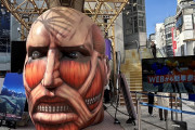 アニメ『進撃の巨人』渋谷109で2日間限定イベント開催！リアルすぎる超大型巨人ヘッドバルーン登場